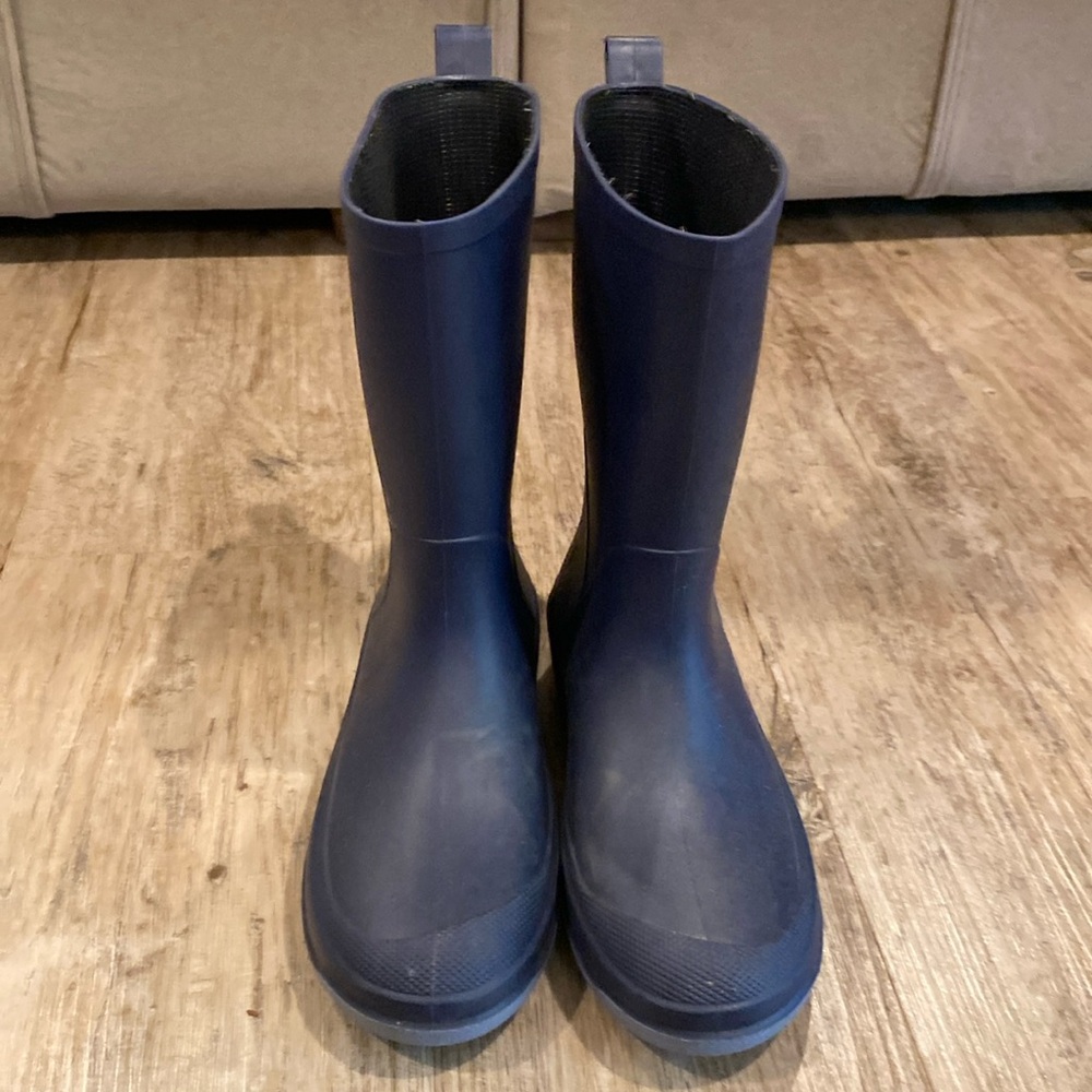 Size 3 cat and Jack rain boots in navy